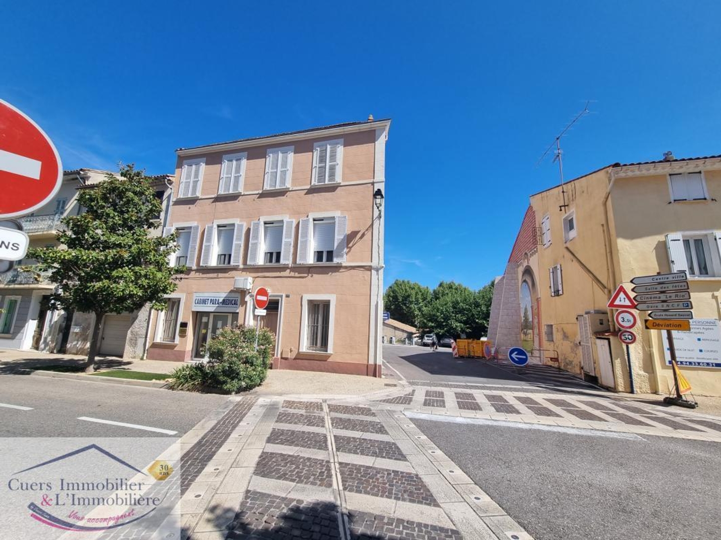 SOLLIES-PONT LOCAL COMMERCIAL D'ENVIRON 85M2 AVEC COUR EXTER