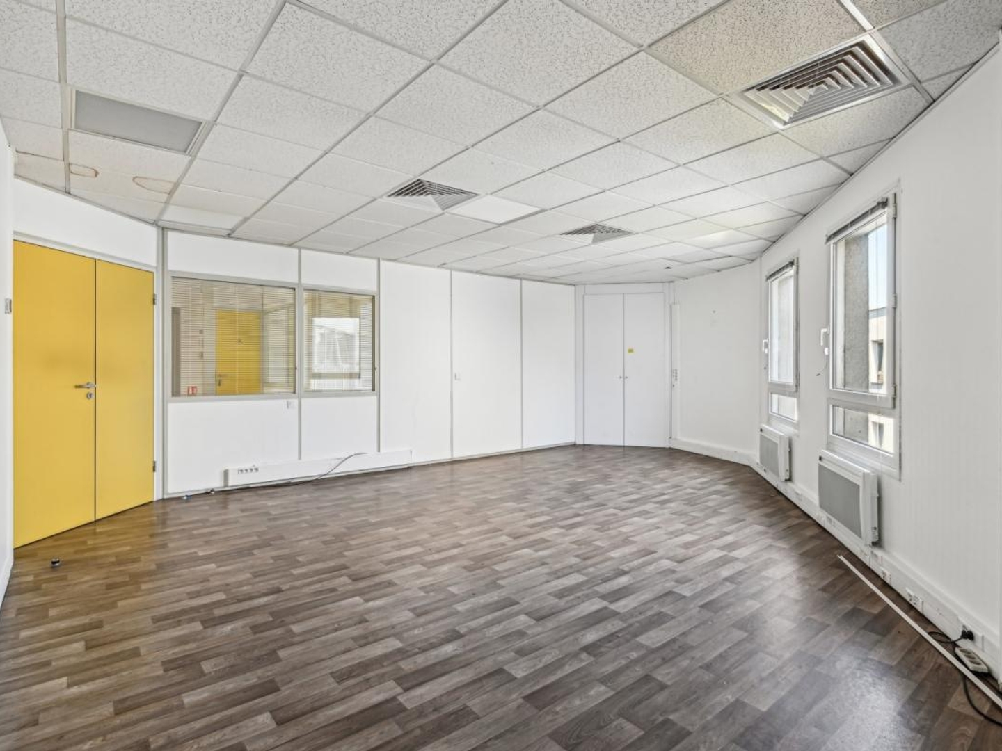 Bureaux à vendre ou à louer à Colombes avec parking et vue dégagée