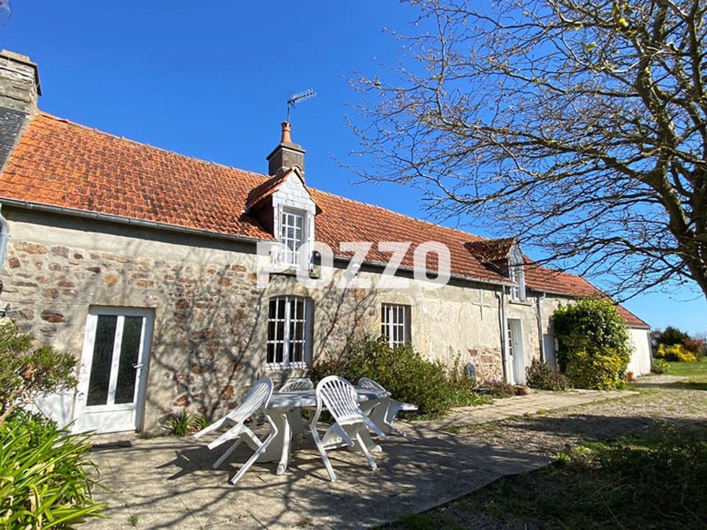 EN EXCLUSIVITE. Maison 5 pièces avec terrain et dépendances à Lestre 50310