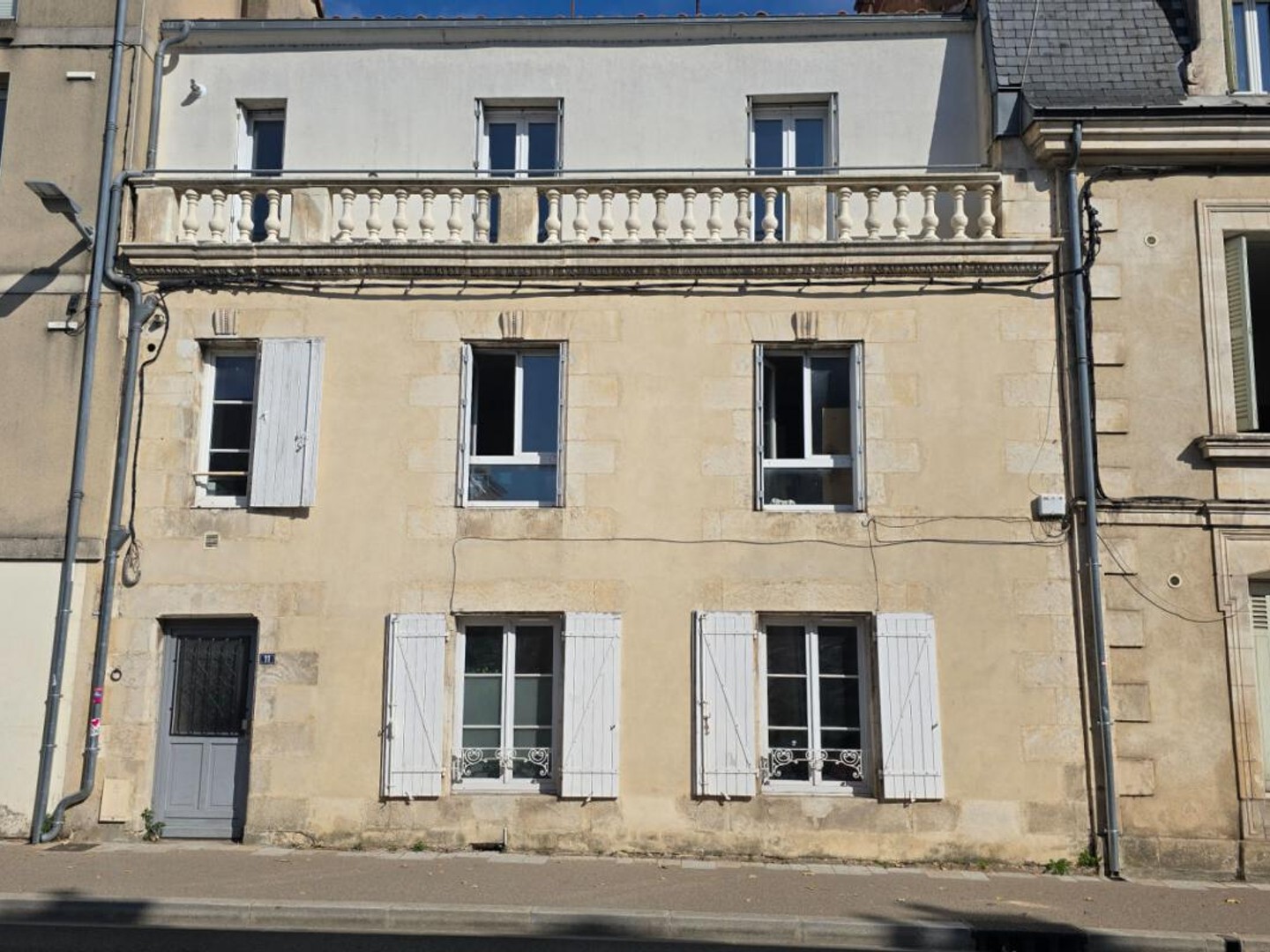 IMMEUBLE de 3 T3 et 7 PARKINGS au pied de l'Hypercentre en MONOPROPRIETE