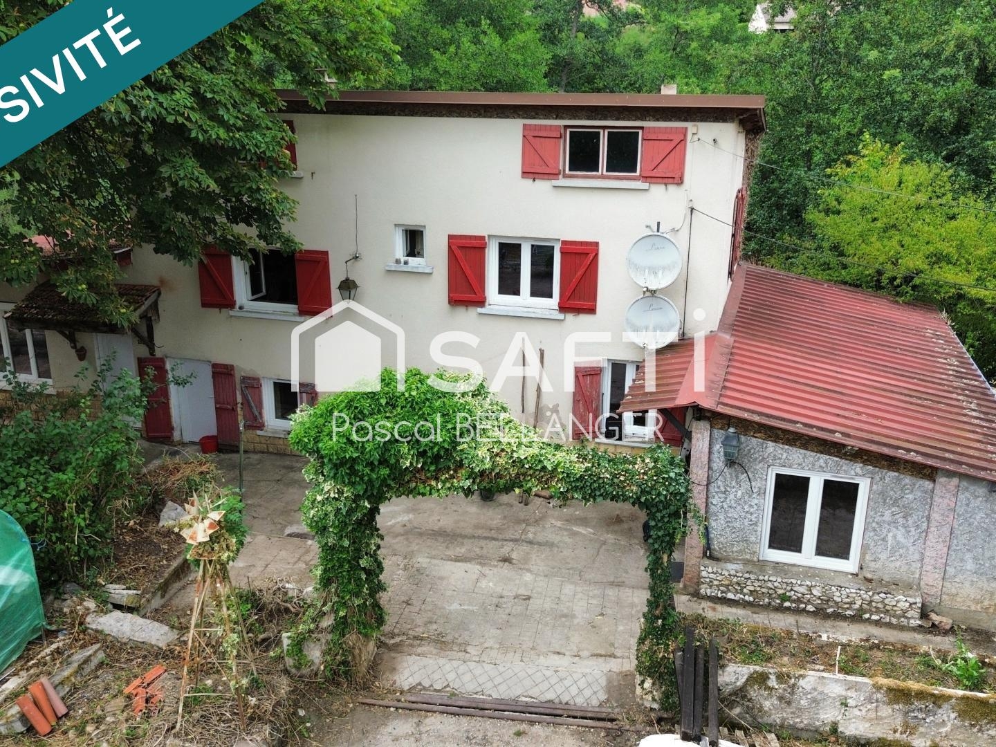 Charme, nature et potentiel : une maison de village à réinventer à Menat. Proche tous commerce (école, pharmacie, boulangerie, b