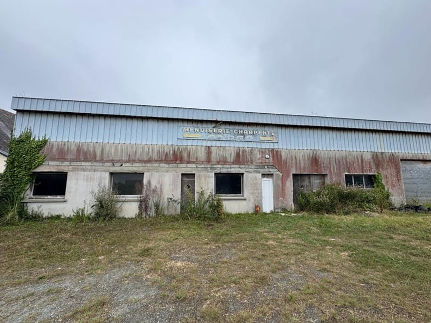 TREFFIAGAT LOCAL D'ACTIVITÉ DE 600m2 SUR UN TERRAIN DE 2497m2