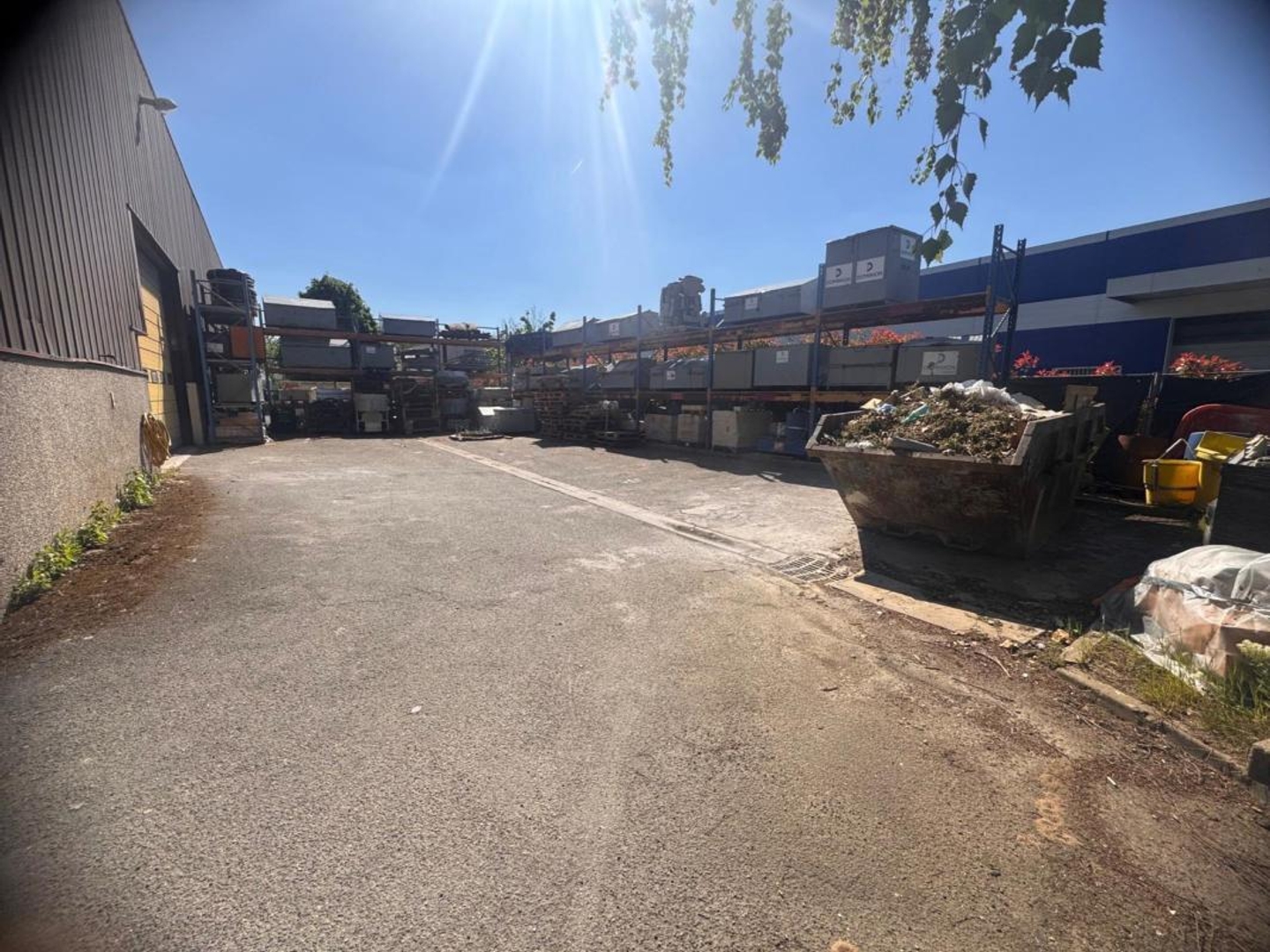 Locaux d'activités à vendre loué à Achères accès rapide autoroute A13