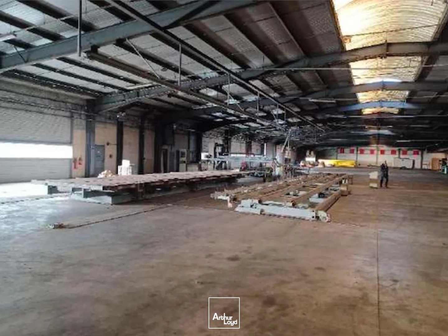 LOCAUX D'ACTIVITÉS A VENDRE - 6.296 M2 - SECTEUR SAINT-QUENTIN :