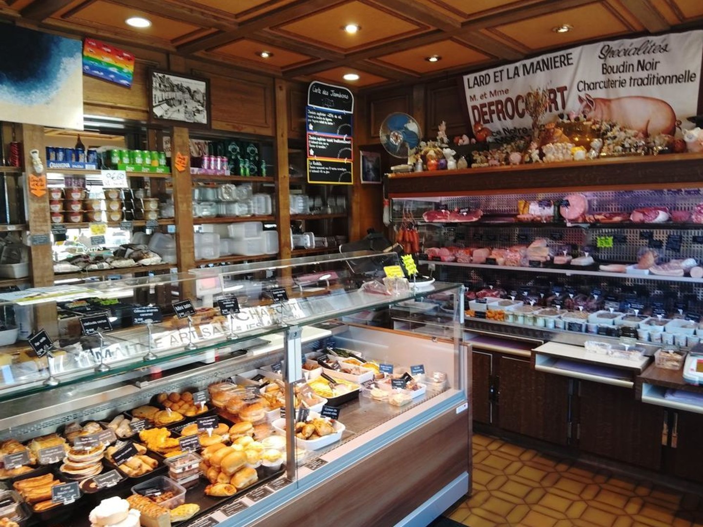Idéalement située en centre-ville de Mortagne-au-Perche, cette charcuterie représente une belle opportunité pour un professionne