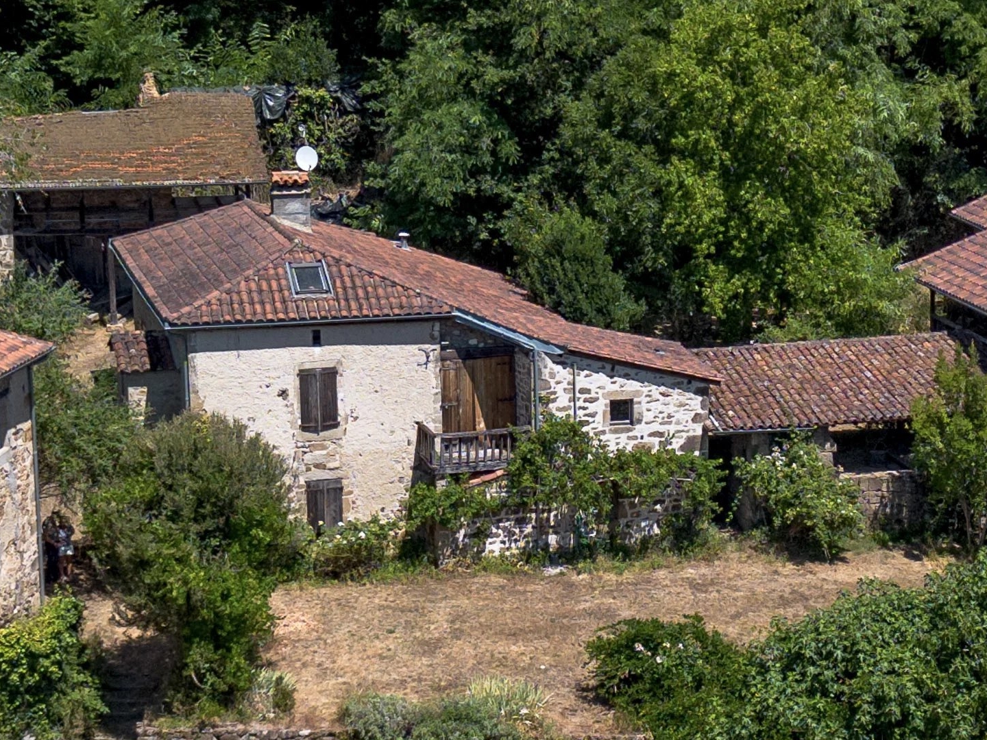 Environs de Figeac: Ensemble de deux maisons en pierre et dépendances avec 20 hectares