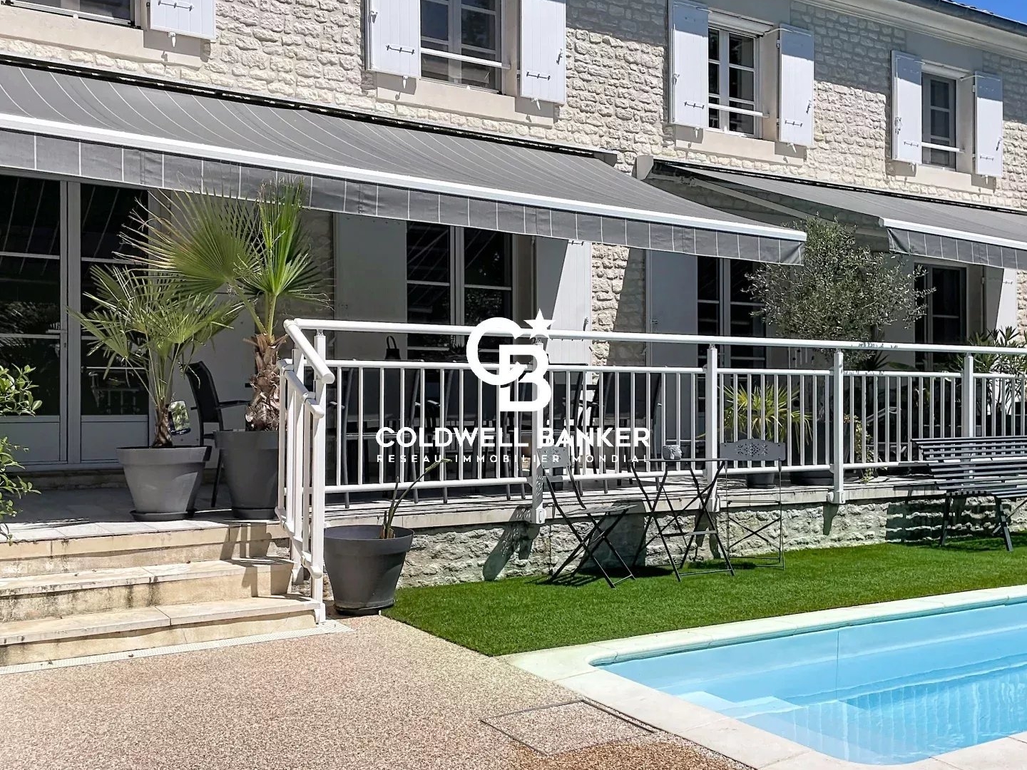 Maison familiale de charme avec piscine et dépendances à Saintes