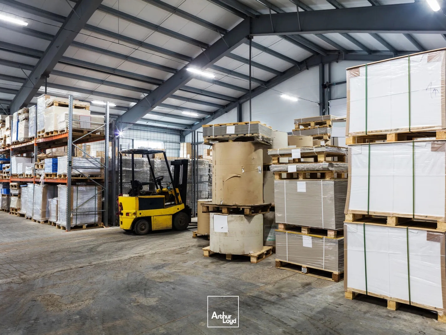 Local d'activité avec showroom de près de 1 170 m2 sur une parcelle de 10 000 m2 -- Accès A75 immédiat