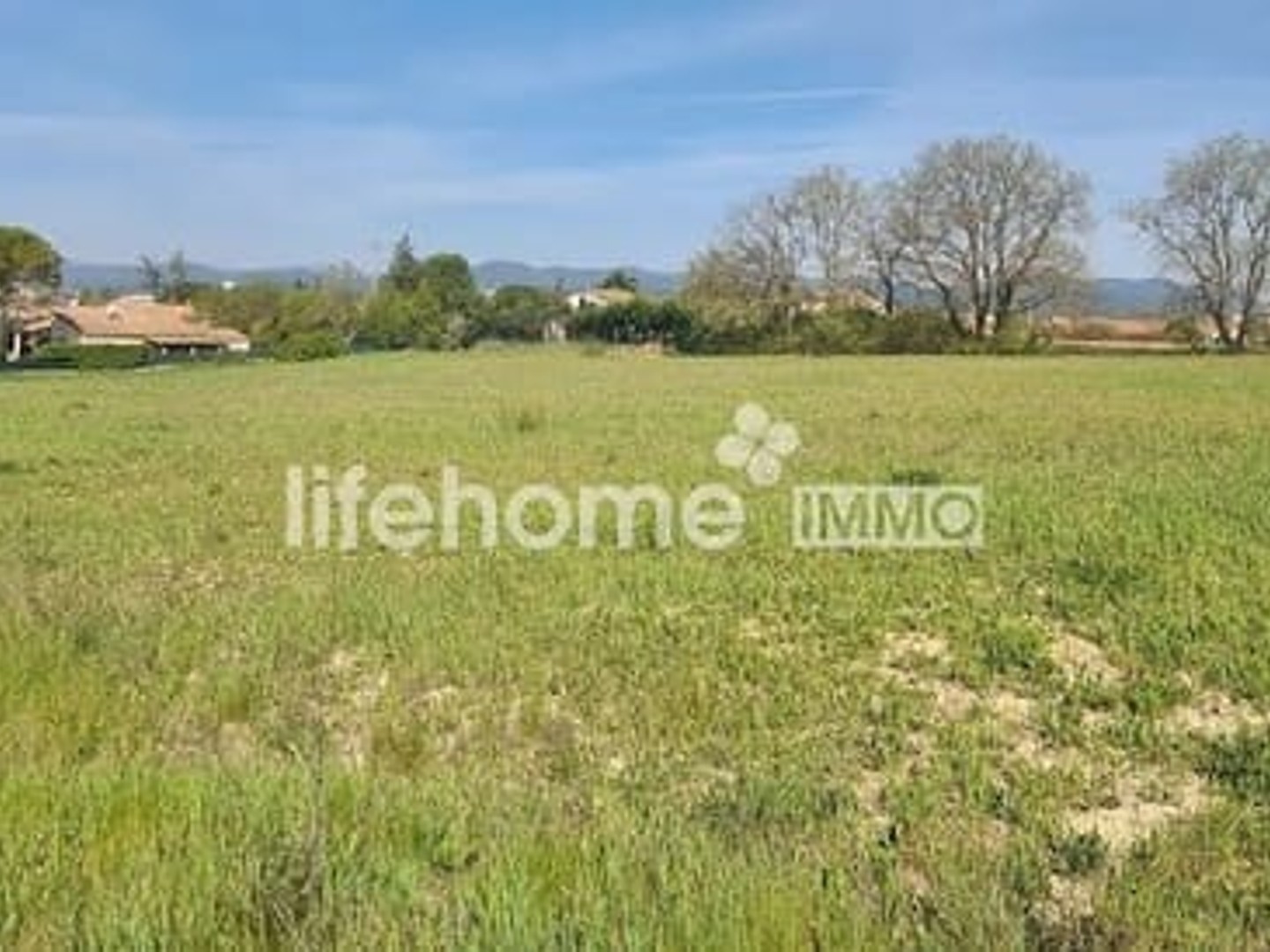 Terrain 695 m²