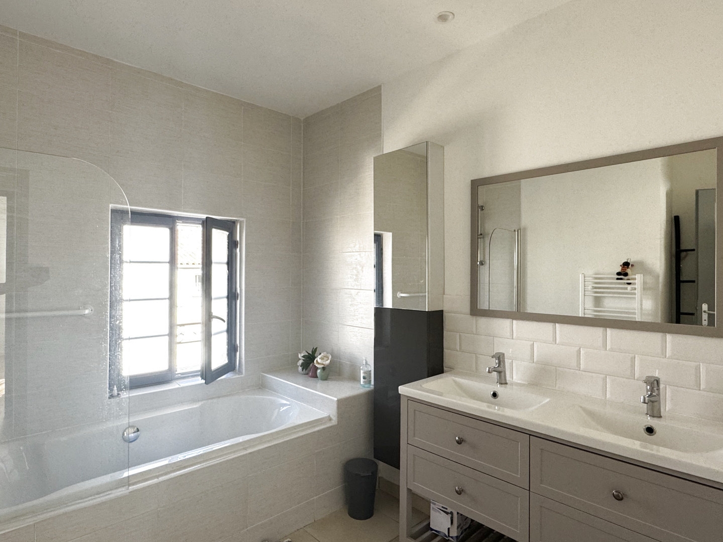 À Coursan, Bel appartement avec jardin et terrasse