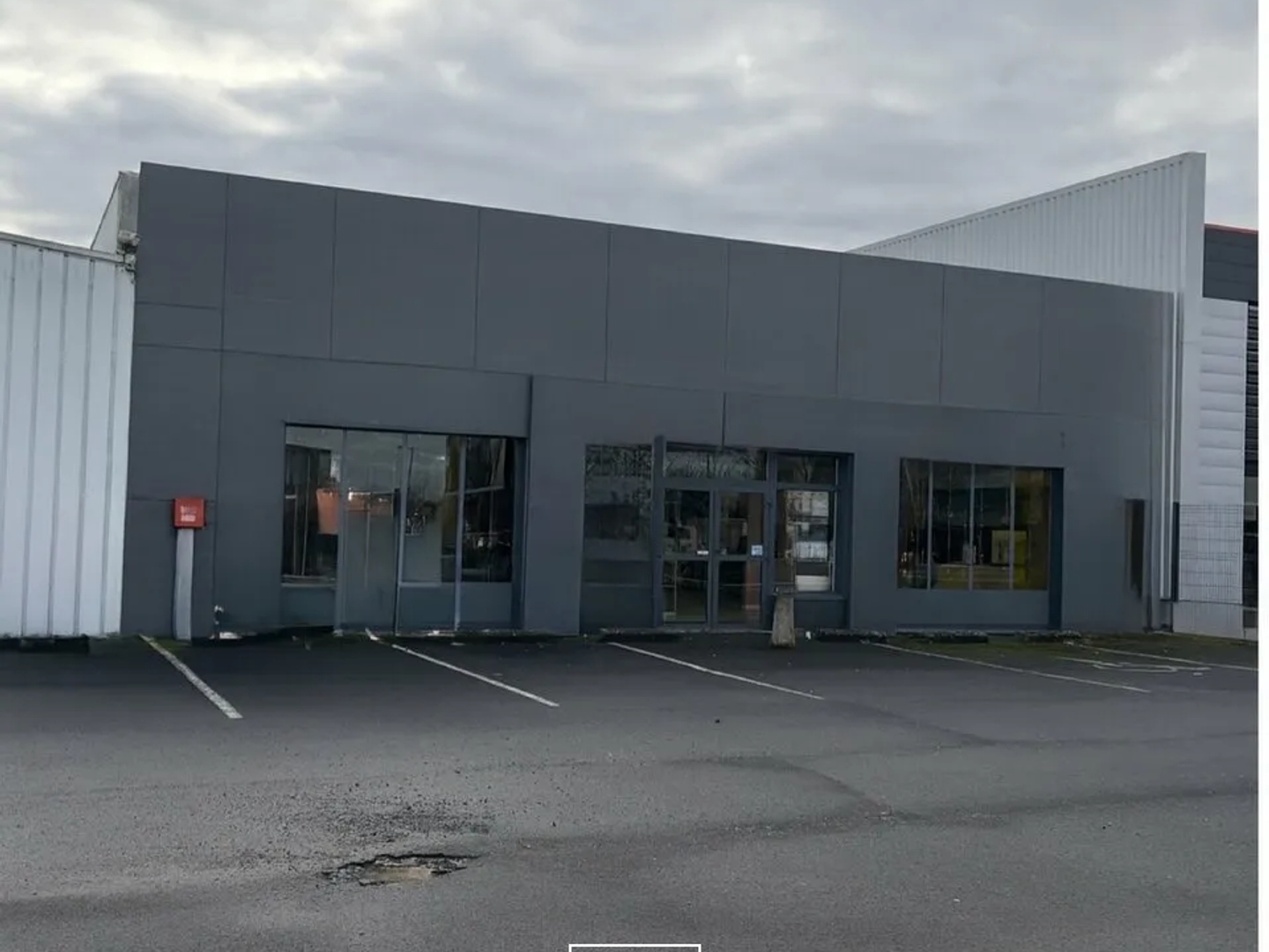A VENDRE CELLULE 290M2 ZONE COMMERCIALE NIORT MENDES FRANCE