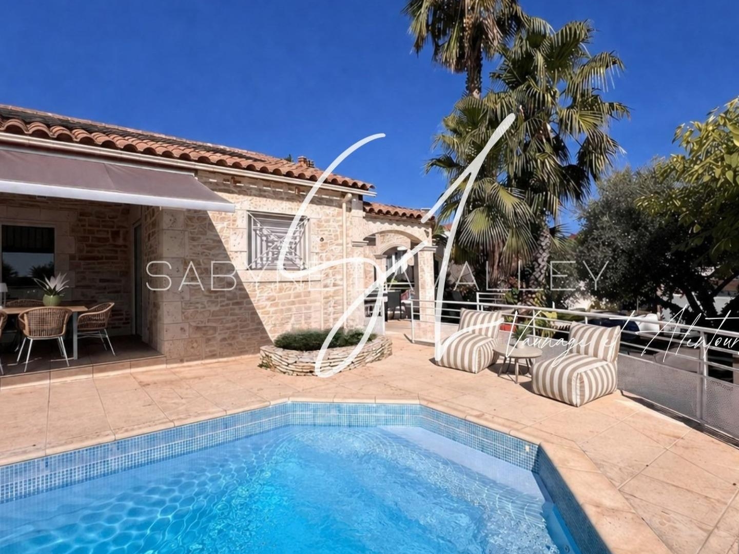 152 m², 931 m² de terrain, une piscine et de beaux volumes
ici, l'espace ne manque pas, les projets non plus !