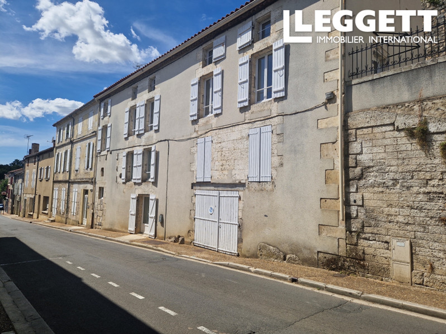 Immeuble de rapport refait à neuf, prêt à louer, comprenant un T4, deux T2 et un studio, commodités à pied.