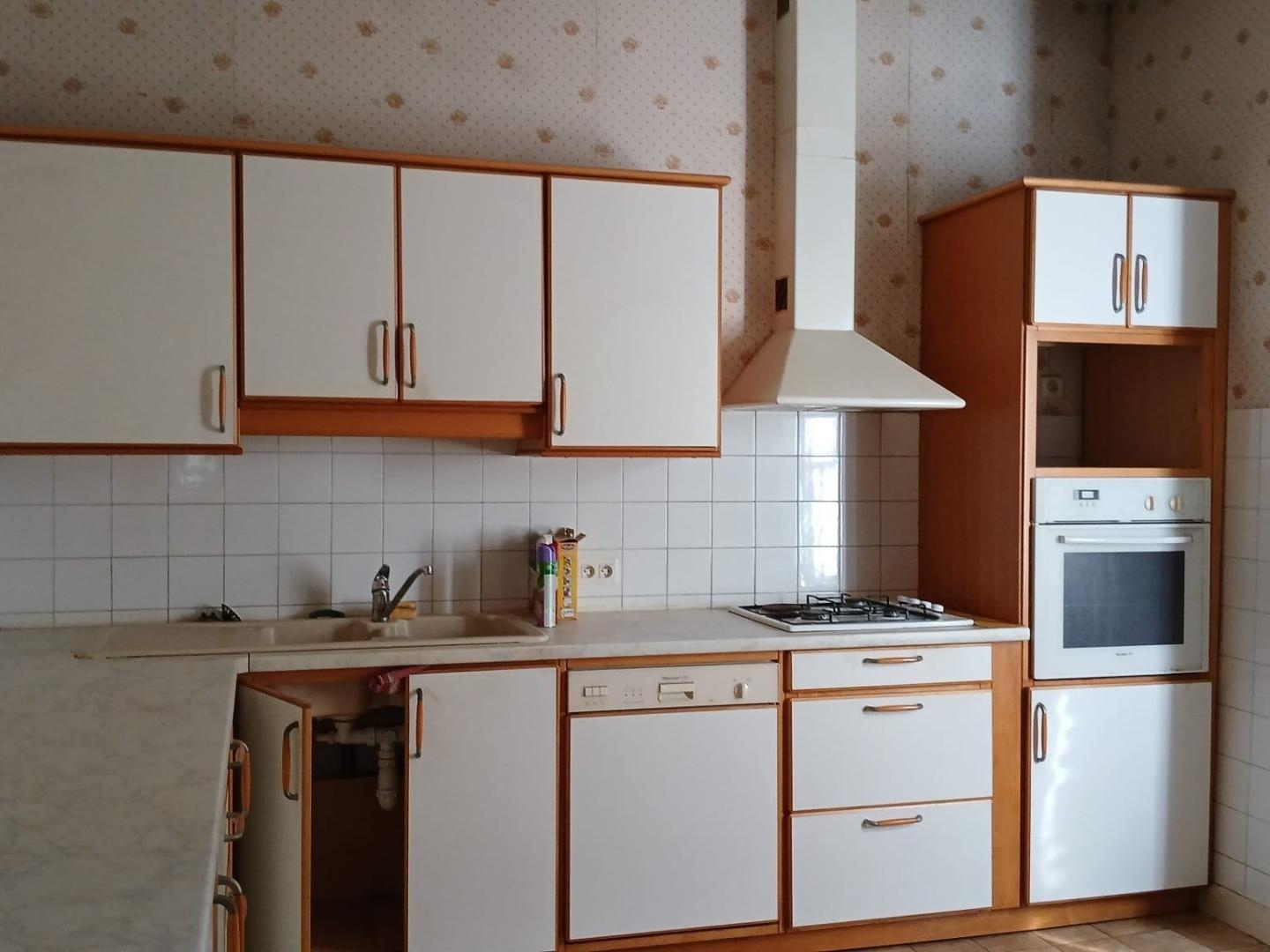 Maison de ville avec jardin et vaste espace aménageable.