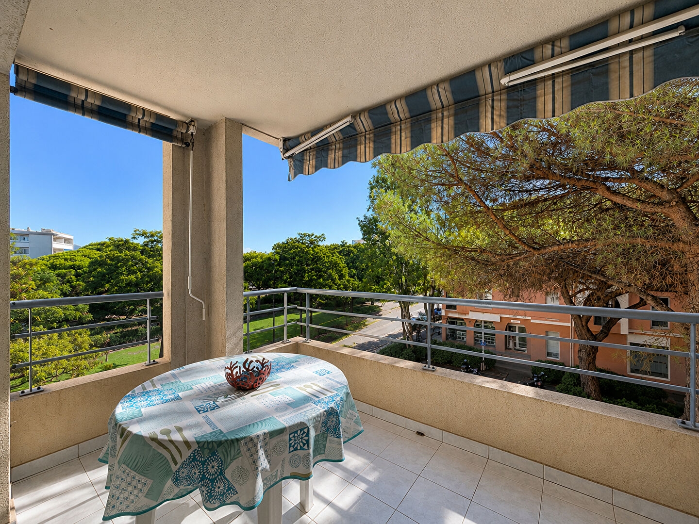 Port Fréjus - T2 en étage élevé avec belle terrasse et garage