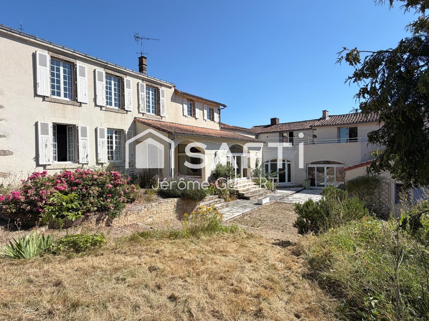 Maison à vendre - 12 pièces - 345m2 - Montravers (79140)