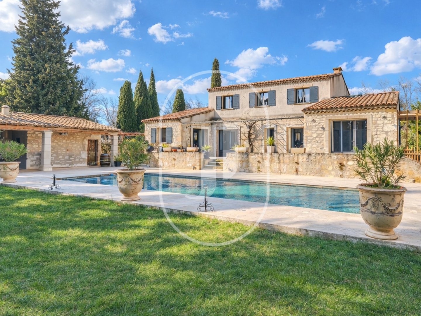 Maison en pierre à vendre à Paradou, au coeur des Alpilles