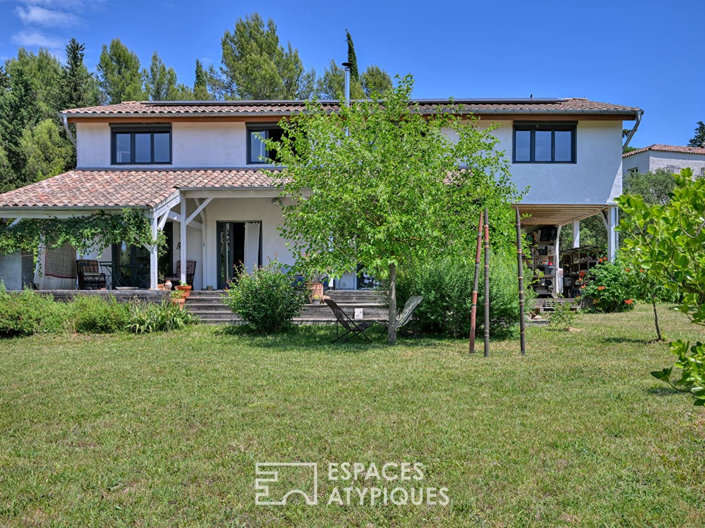 Villa aux grands volumes qui respire au rythme de son jardin