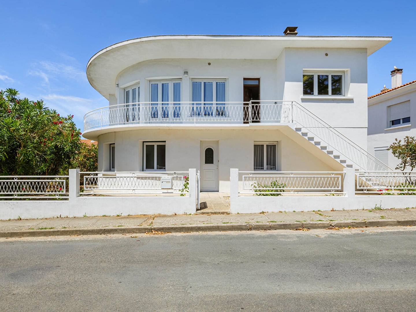 Villa des années 40, une signature architecturale au coeur du Château d'Oléron