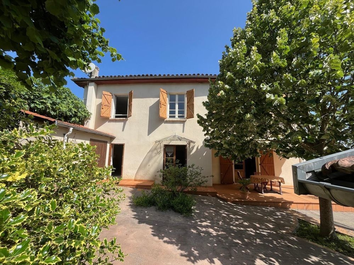CHARME ASSURE POUR CETTE MAISON DE VILLAGE ENCAUSSE LES THERMES