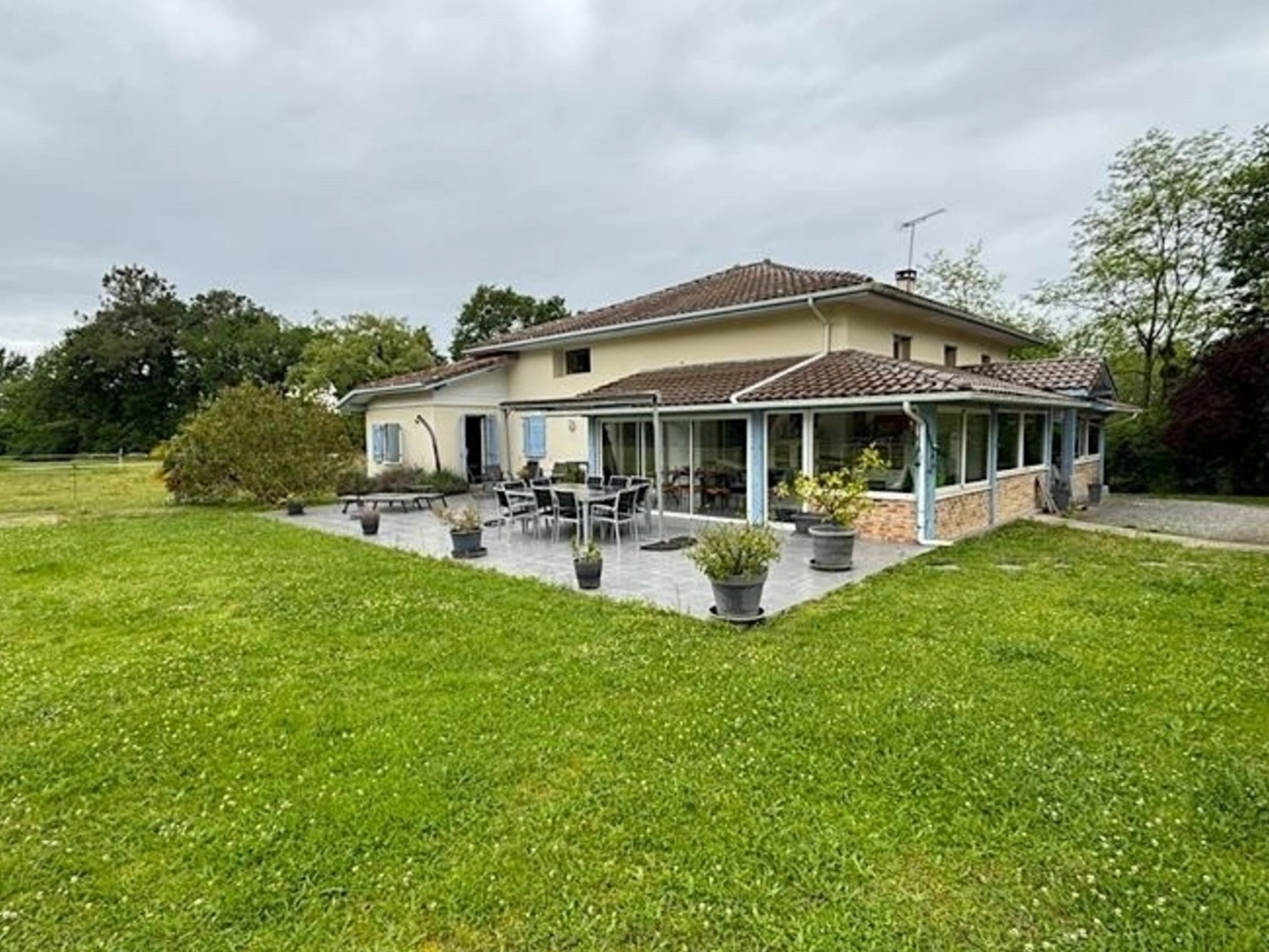 Grande maison de caractère totalement rénovée avec studio indépendant, grange et terrain idéal pour des chevaux à LAMOTHE