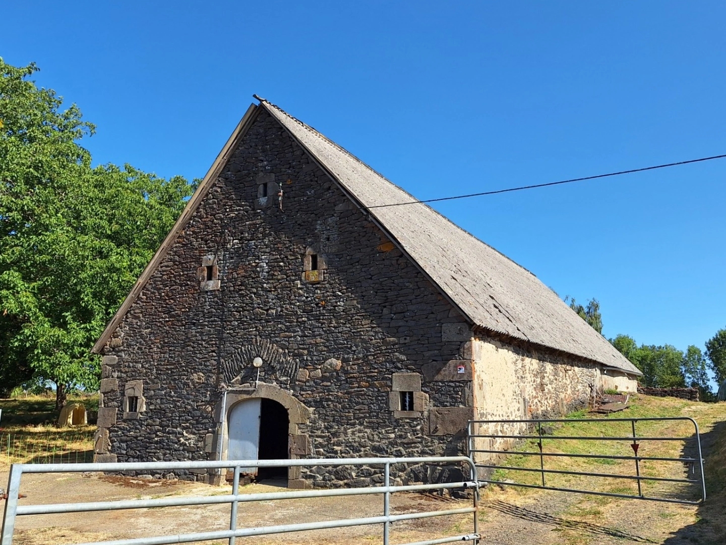Maison à vendre - 2 pièces - 250m2 - Ally (15700)