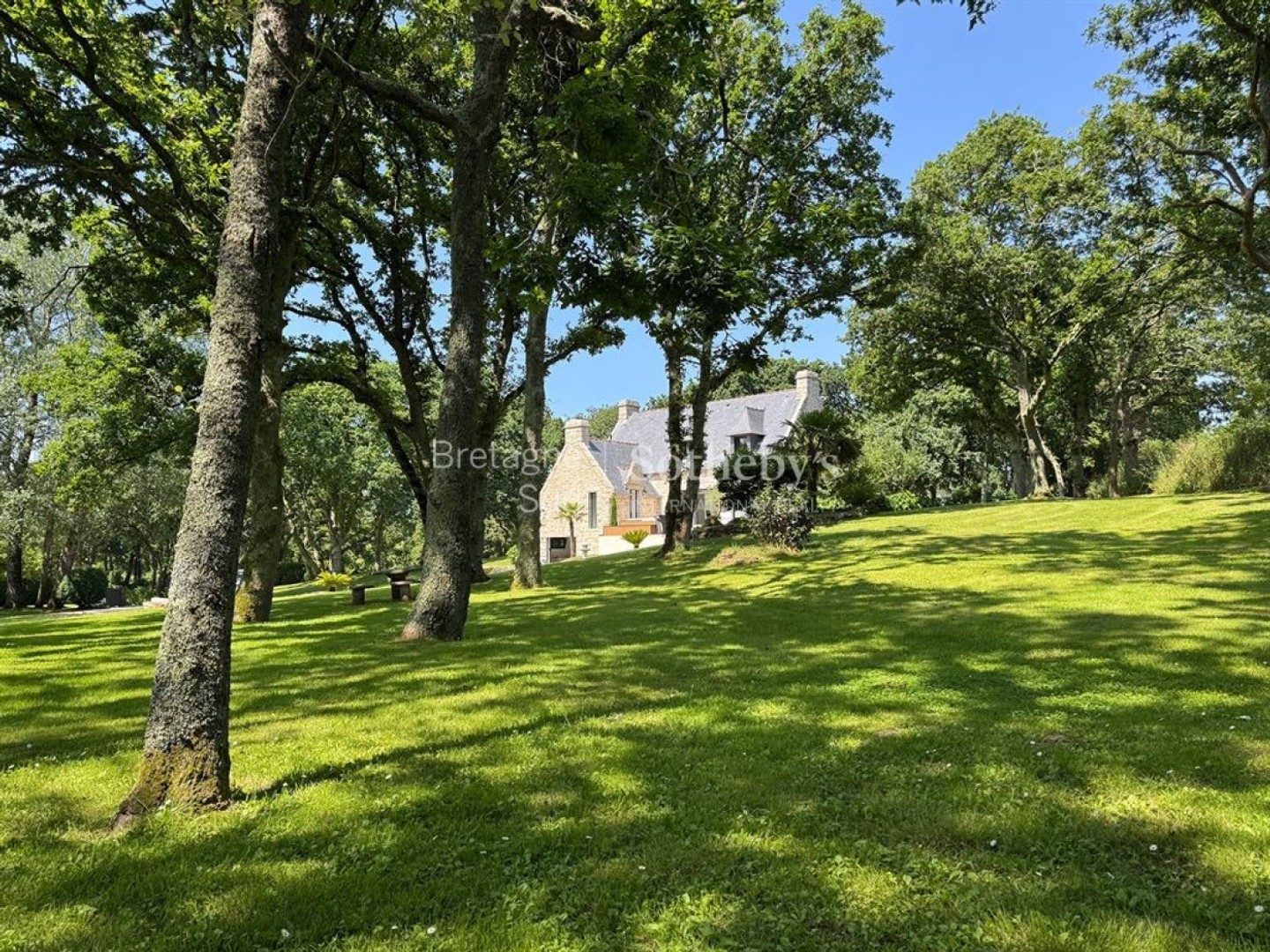 BRELÈS, MAISON EN PIERRE RÉNOVÉE EN PLEINE NATURE