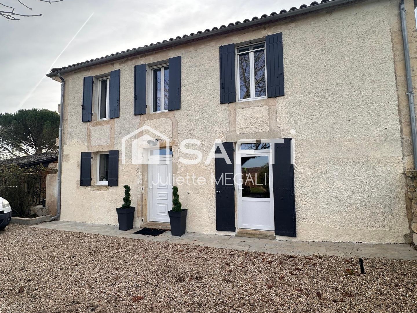 Maison en pierre entièrement rénovée dans un environnement campagne