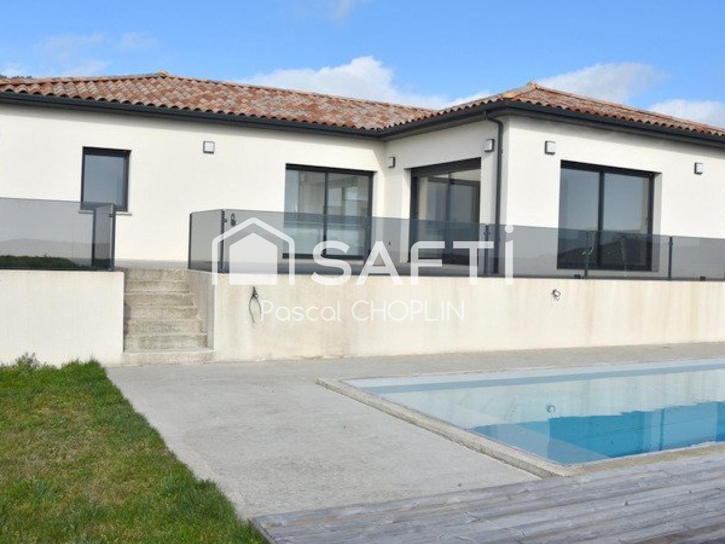 Magnifique villa lumineuse de plain pied avec piscine.