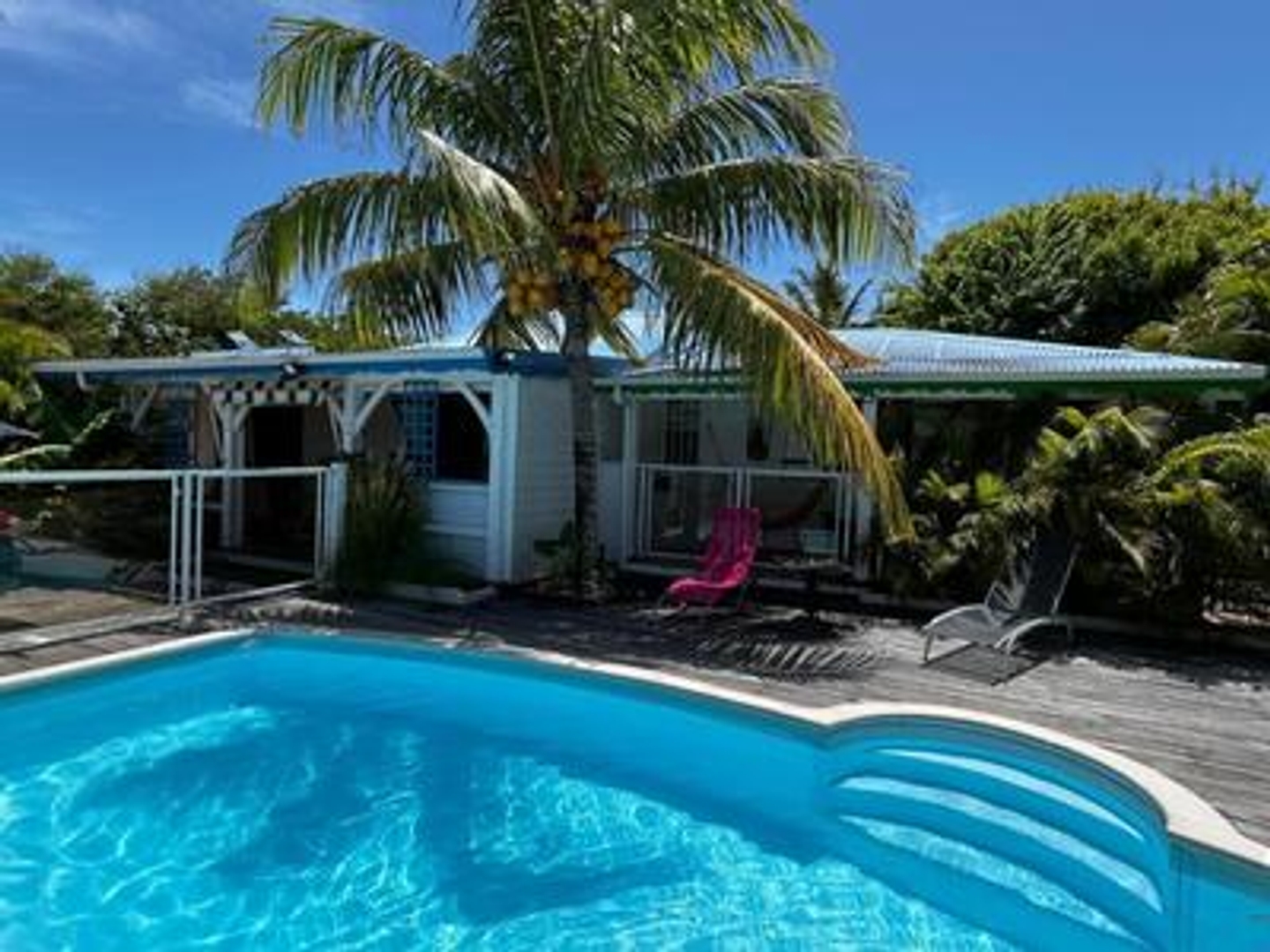 Ensemble immobilier de 3 GITES avec piscine commune