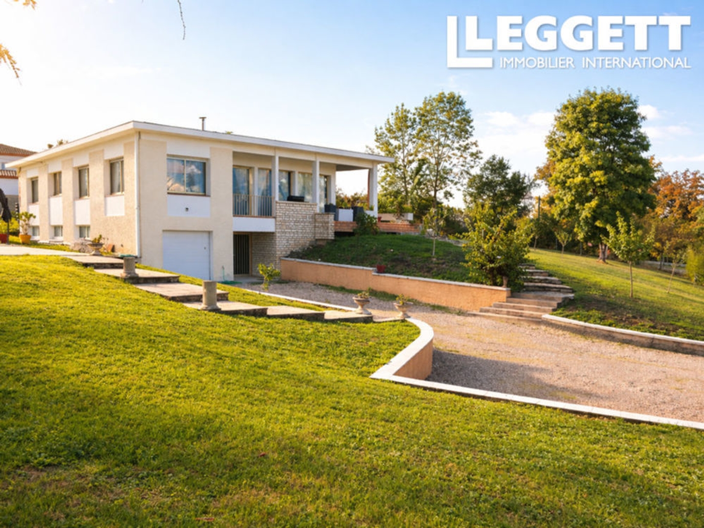 Grande maison d'architecte située à 15 minutes de Villeneuve sur Lot. Grand jardin arboré avec piscine.