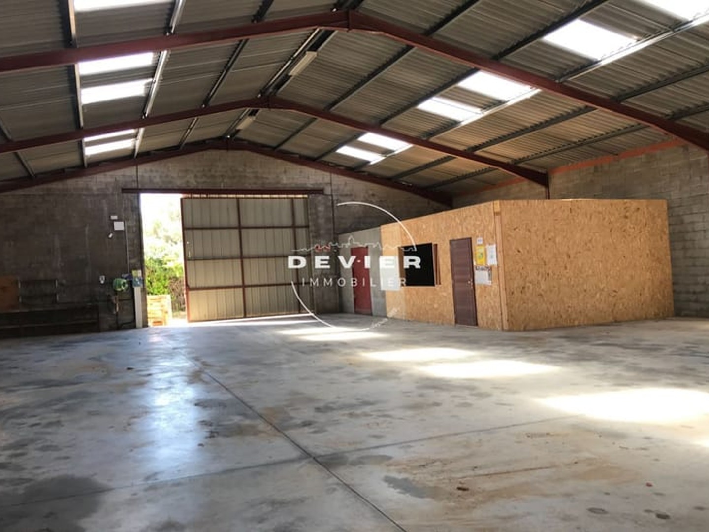 Immeuble commercial 300 m²