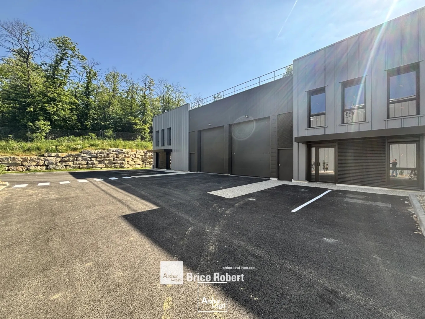 Local d'activités à vendre ou louer à Mionnay avec accès aux autoroute