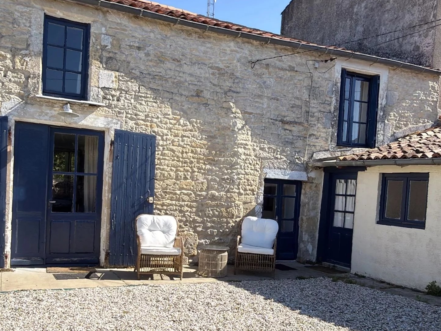 Charmante maison en pierre au coeur du village avec jardin et piscine hors-sol