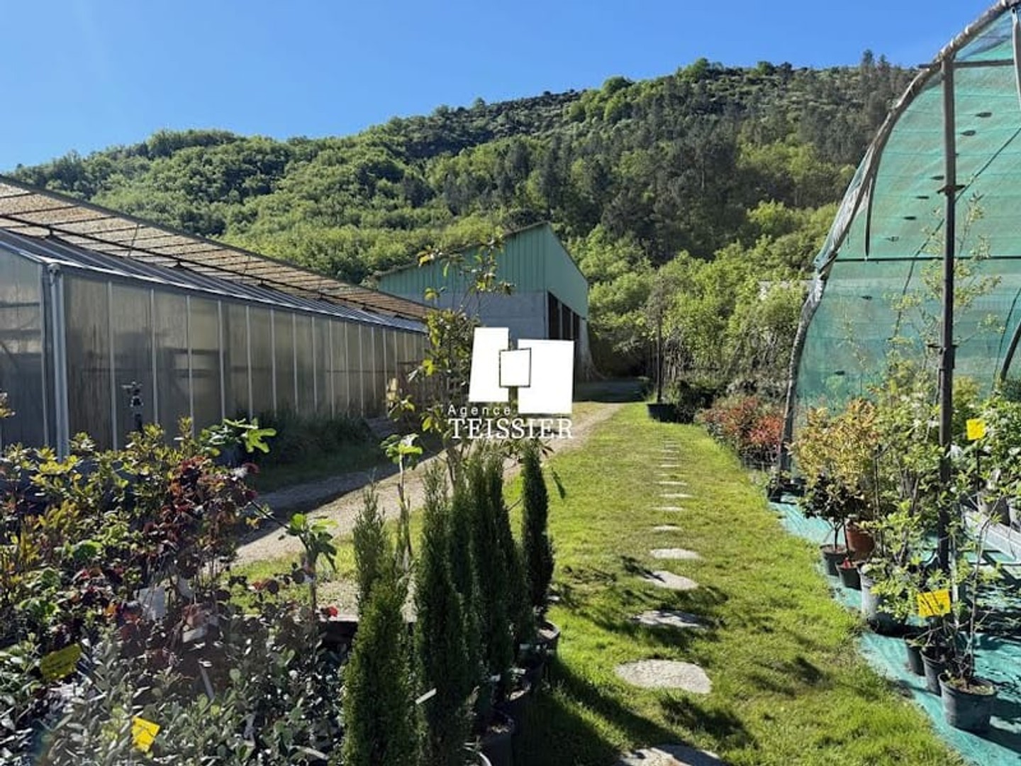 Locaux à vendre - 300m2 - Les Vans (07140)