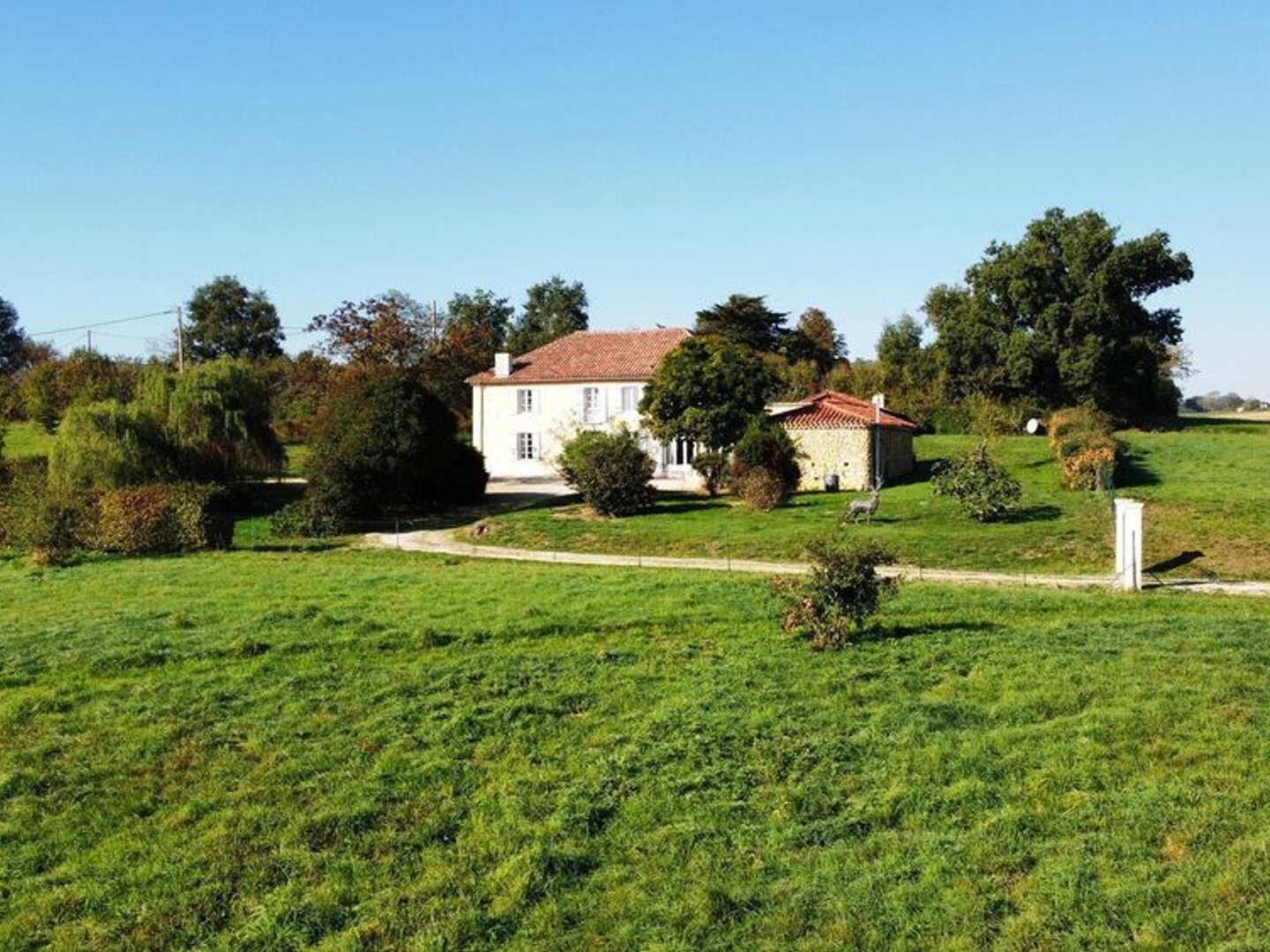 A vendre, Gers : Belle maison gasconne sur terrain avec prairies de 4,2 ha avec piscine, dépendances, chemin d'accès privé avec