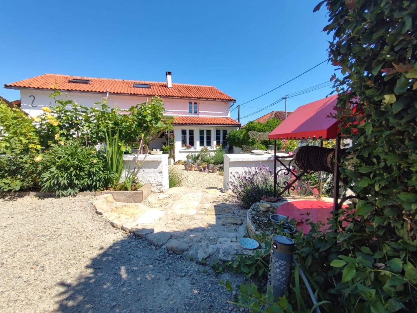 Charmante Maison, Jardin Paysager Style Méditerranéen, 4 Chambres, 2 Salles de Bains, Magasins Proche, Nieuil, Charente