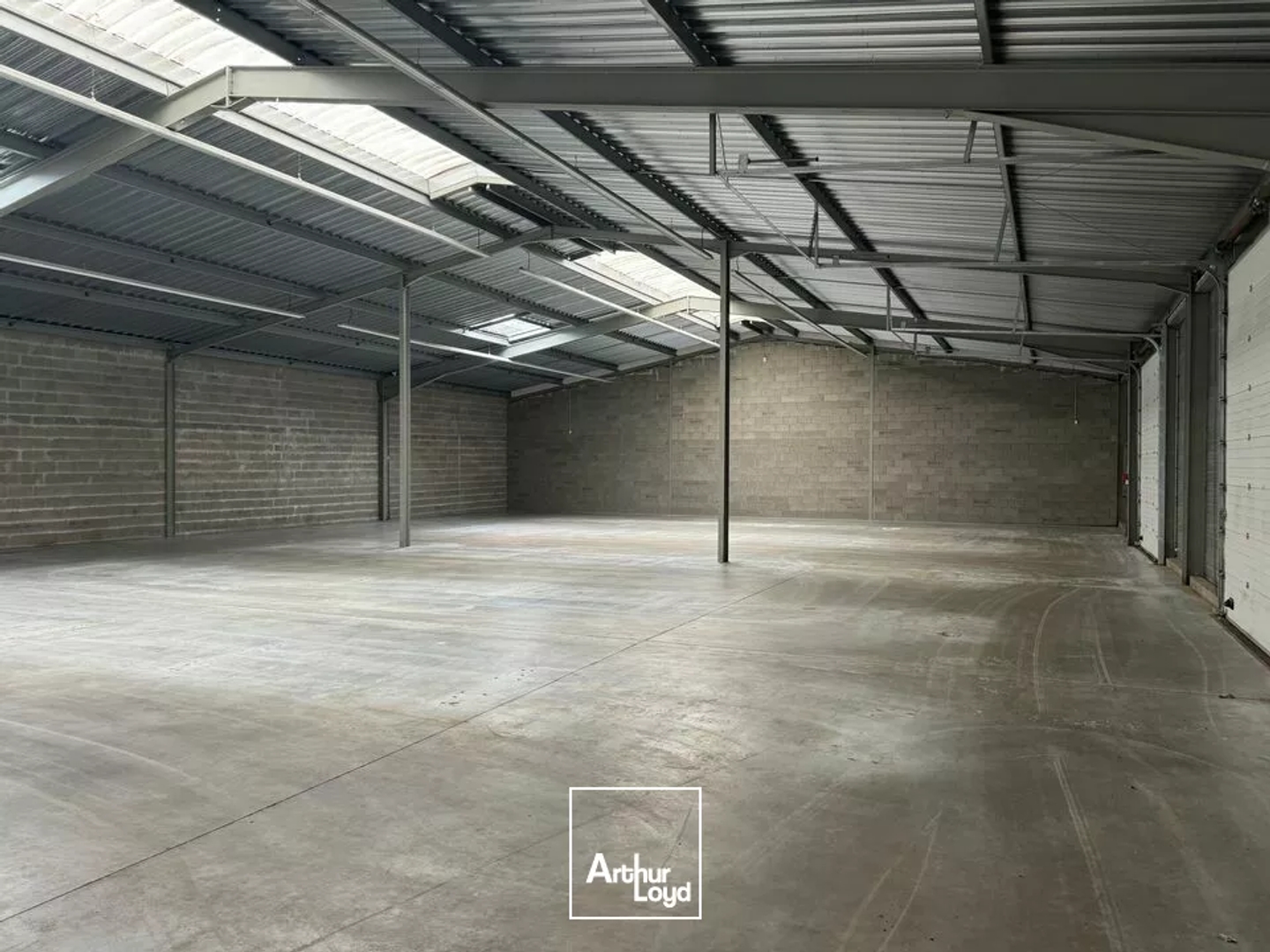 NOTRE DAME D'OE LOCAL D'ACTIVITE A LOUER A VENDRE 1320 M²