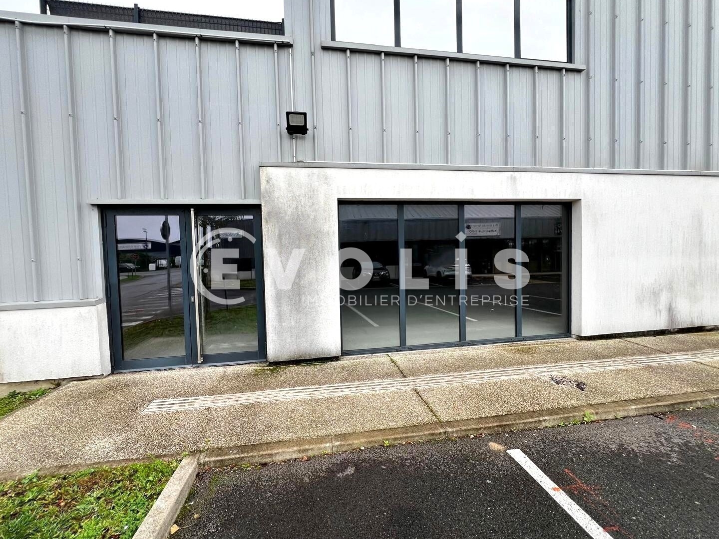 Locaux commerciaux - A VENDRE - 81 m² non divisibles