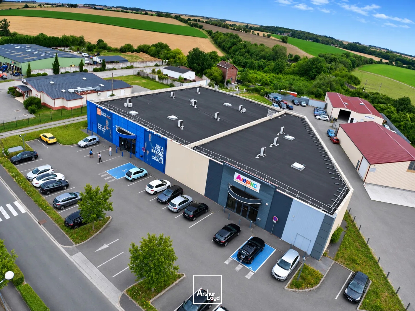 A VENDRE - Au coeur de la zone d'activité, Cellule de 600 m2 en excellente état avec parking en façade Disponible, aucun travaux à prévoir.