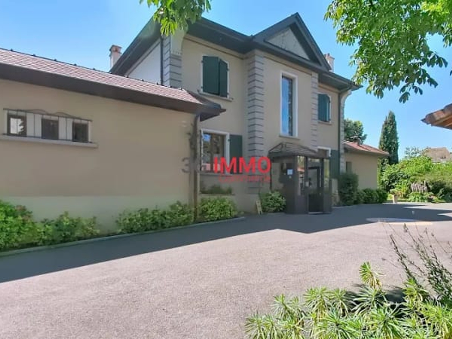 Locaux à vendre - 11 pièces - 296m2 - Ambilly (74100)