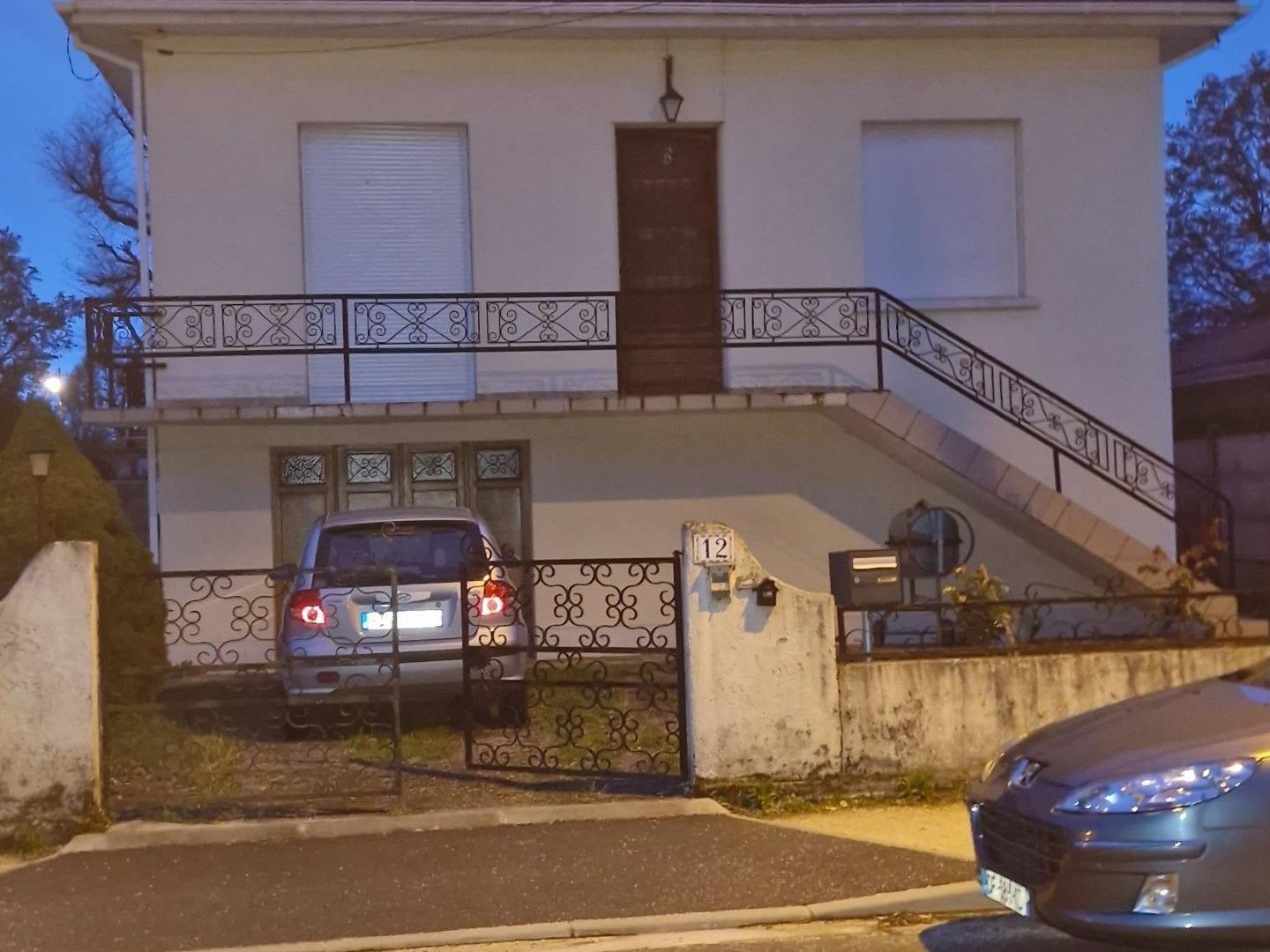 Grande maison de 175 m2 garage terrasse local technique et sa dépendance de 75 m2 très bien entretenu sur terrain de 745 m2 emplacement idéale et calme sans vis a vis a Pessac proche de toutes commodités