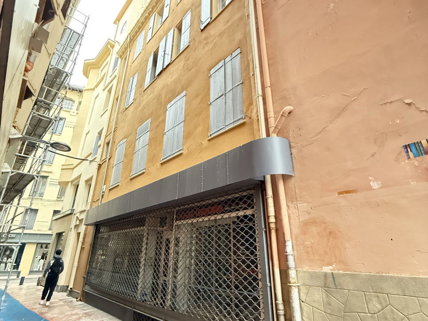 Imeuble avec 1 local Commercial + 3 T2