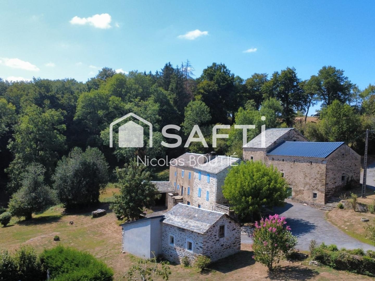 Ensemble immobilier deux habitations et dépendances