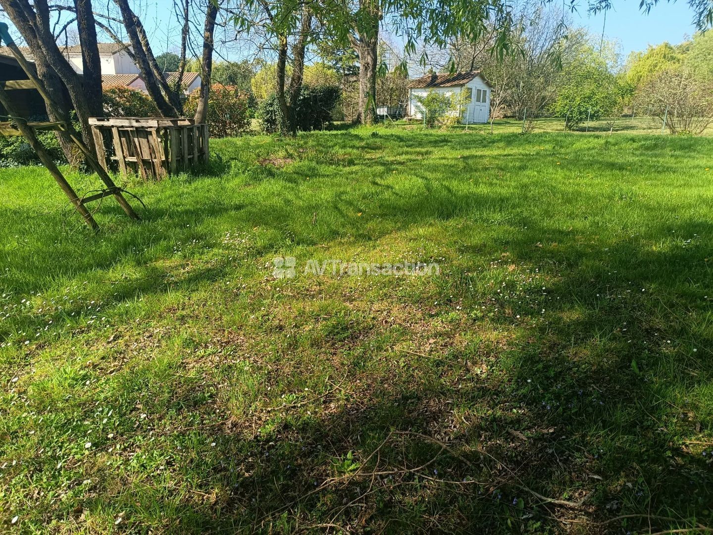 TERRAIN CONSTRUCTIBLE 600 M² avec une voie privée de 200m²