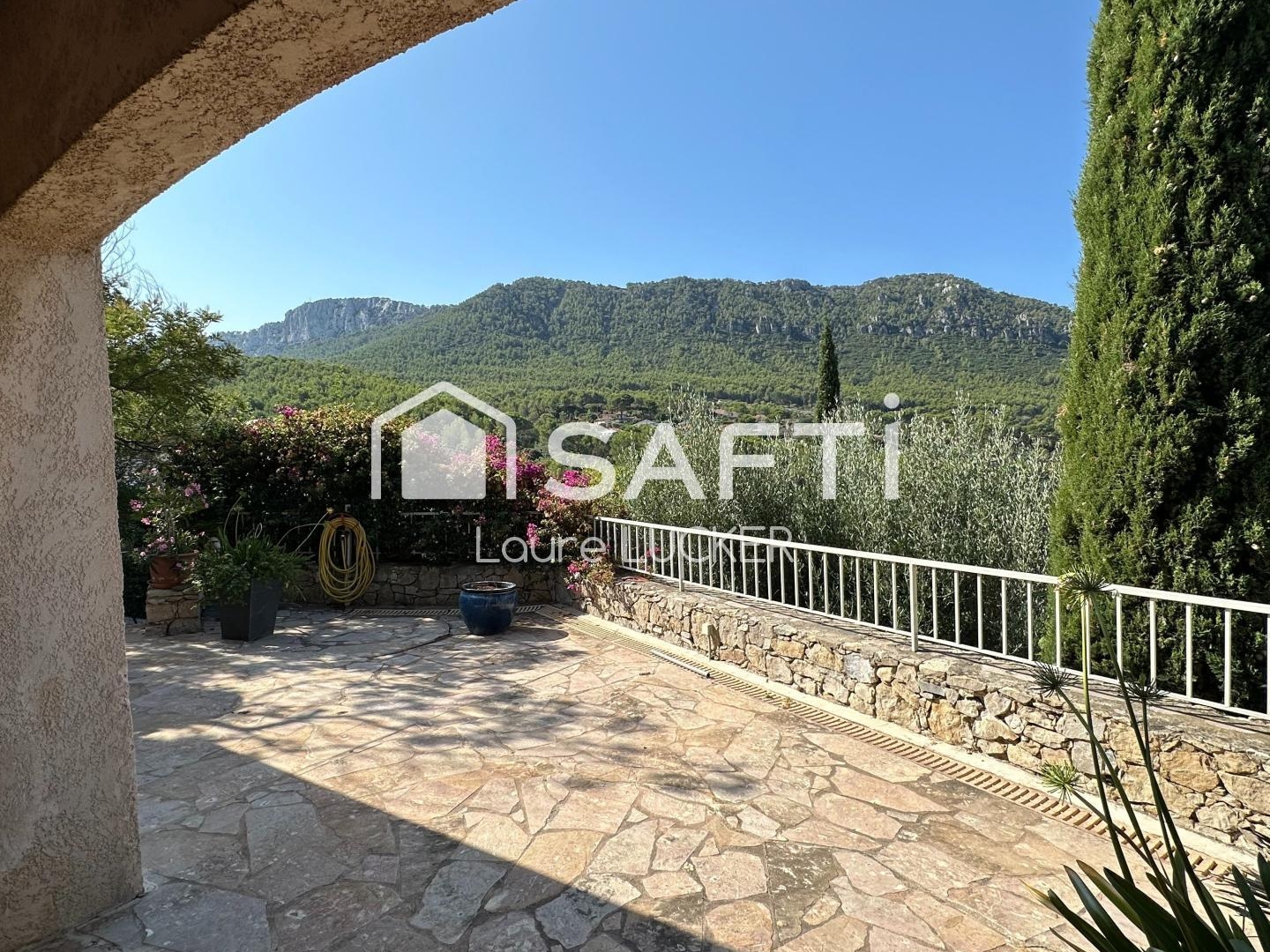 Maison à vendre - 5 pièces - 121m2 - Le Revest-Les-Eaux (83200)