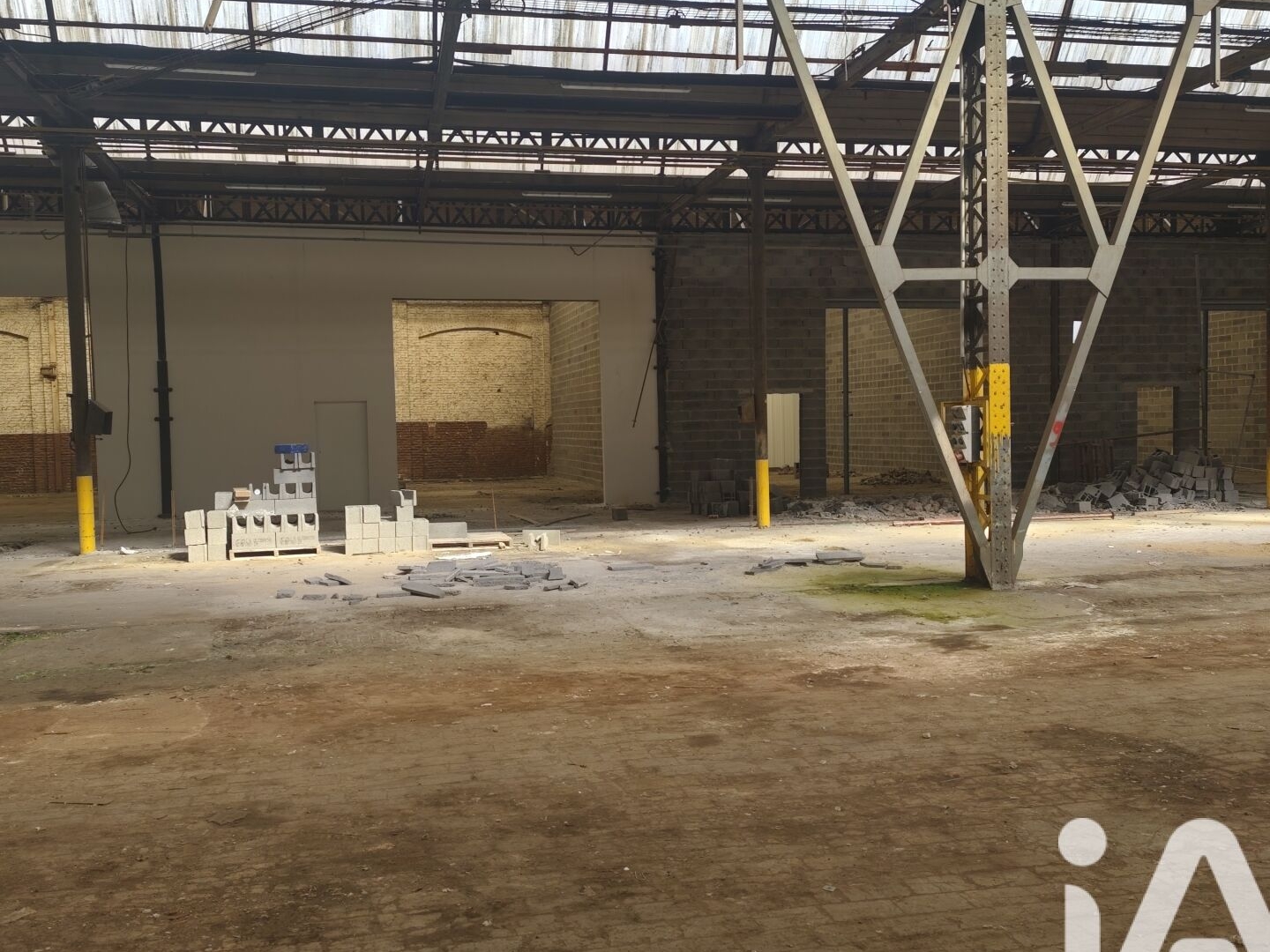 Vente Garage 102 m²