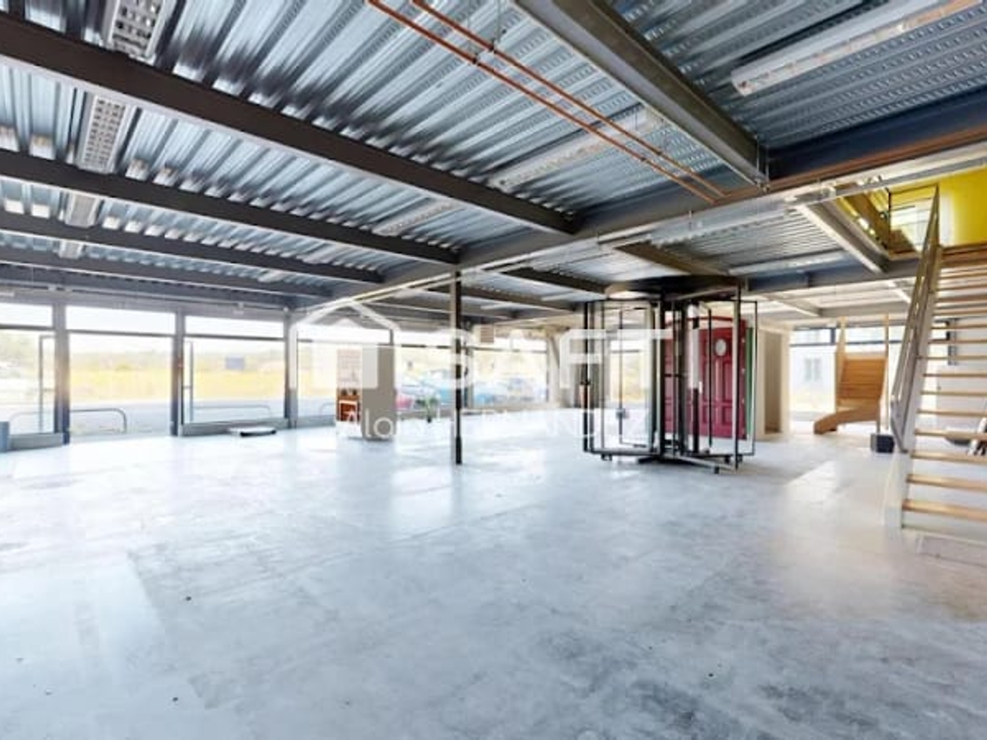 Local 12 pièces 1153 m²