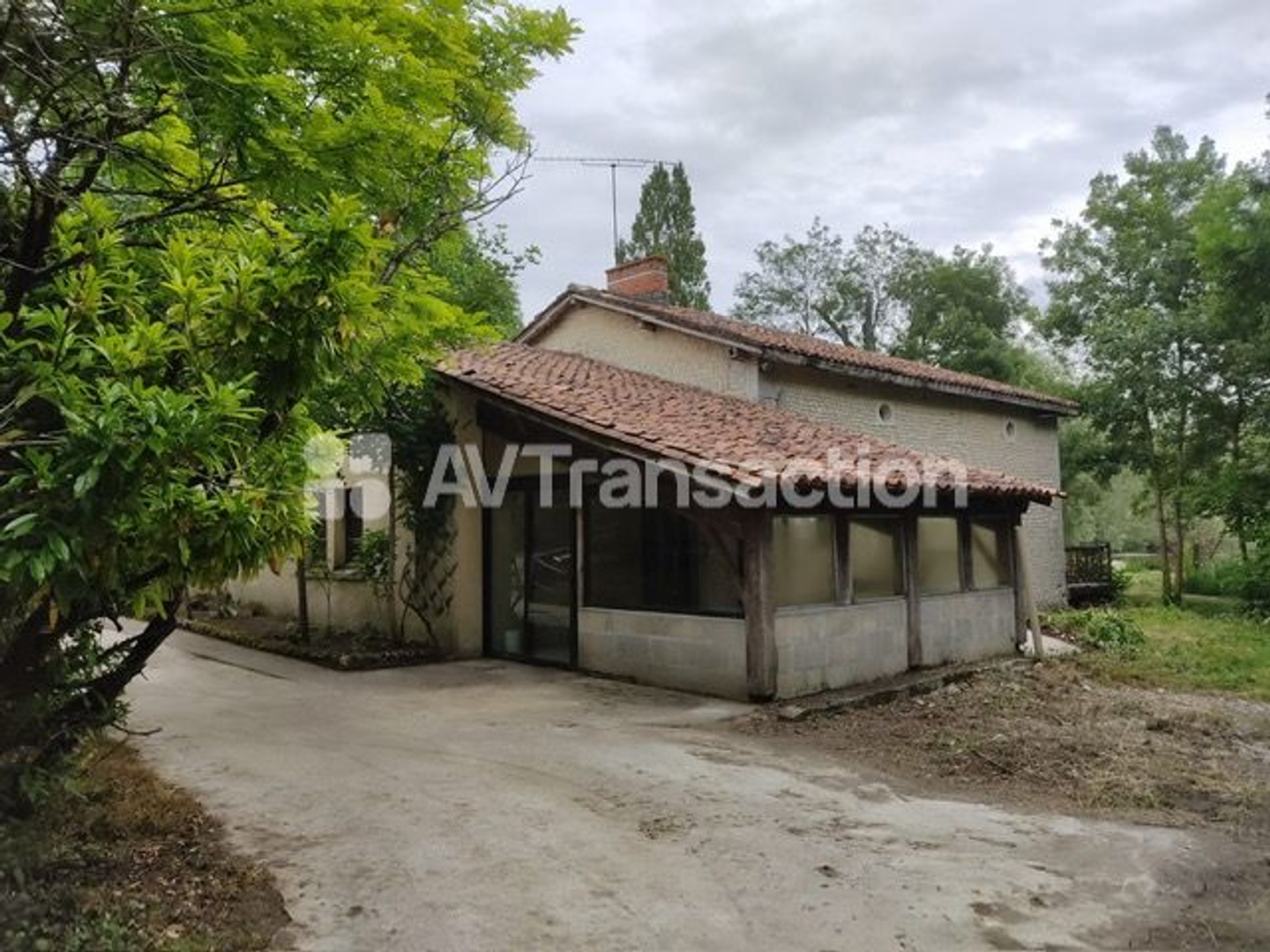 Maison à vendre - 7 pièces - 363m2 - Coteaux-Du-Blanza... (16250)