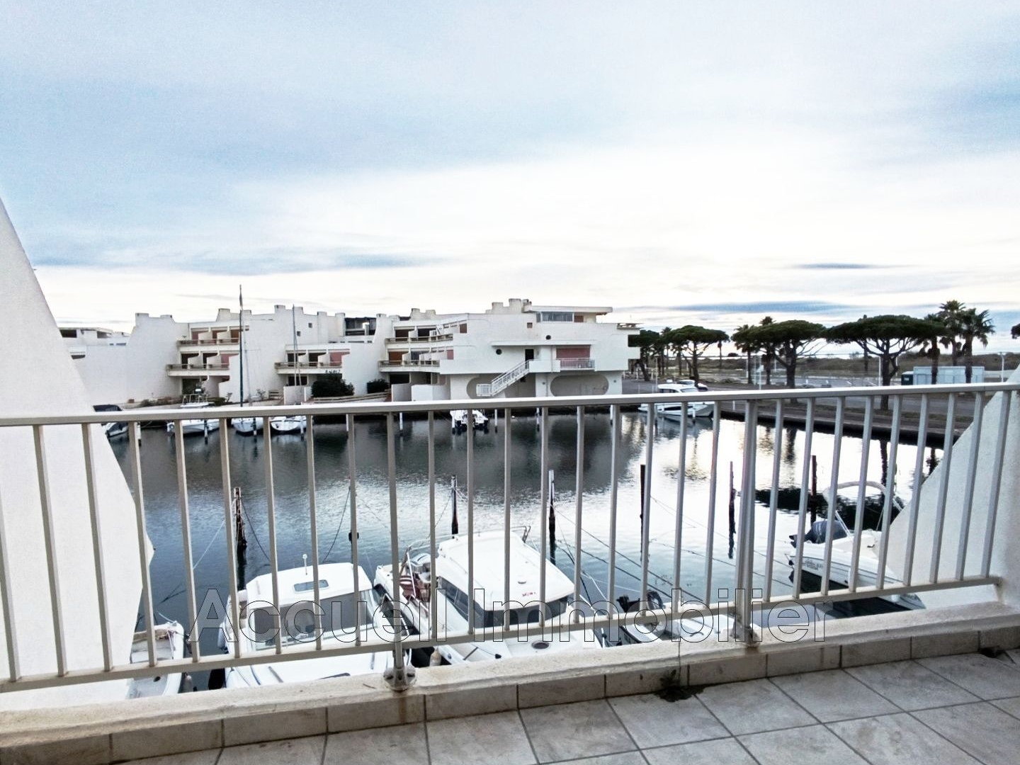 Marina P4 individuelle avec vue latérale sur la mer, plein sud